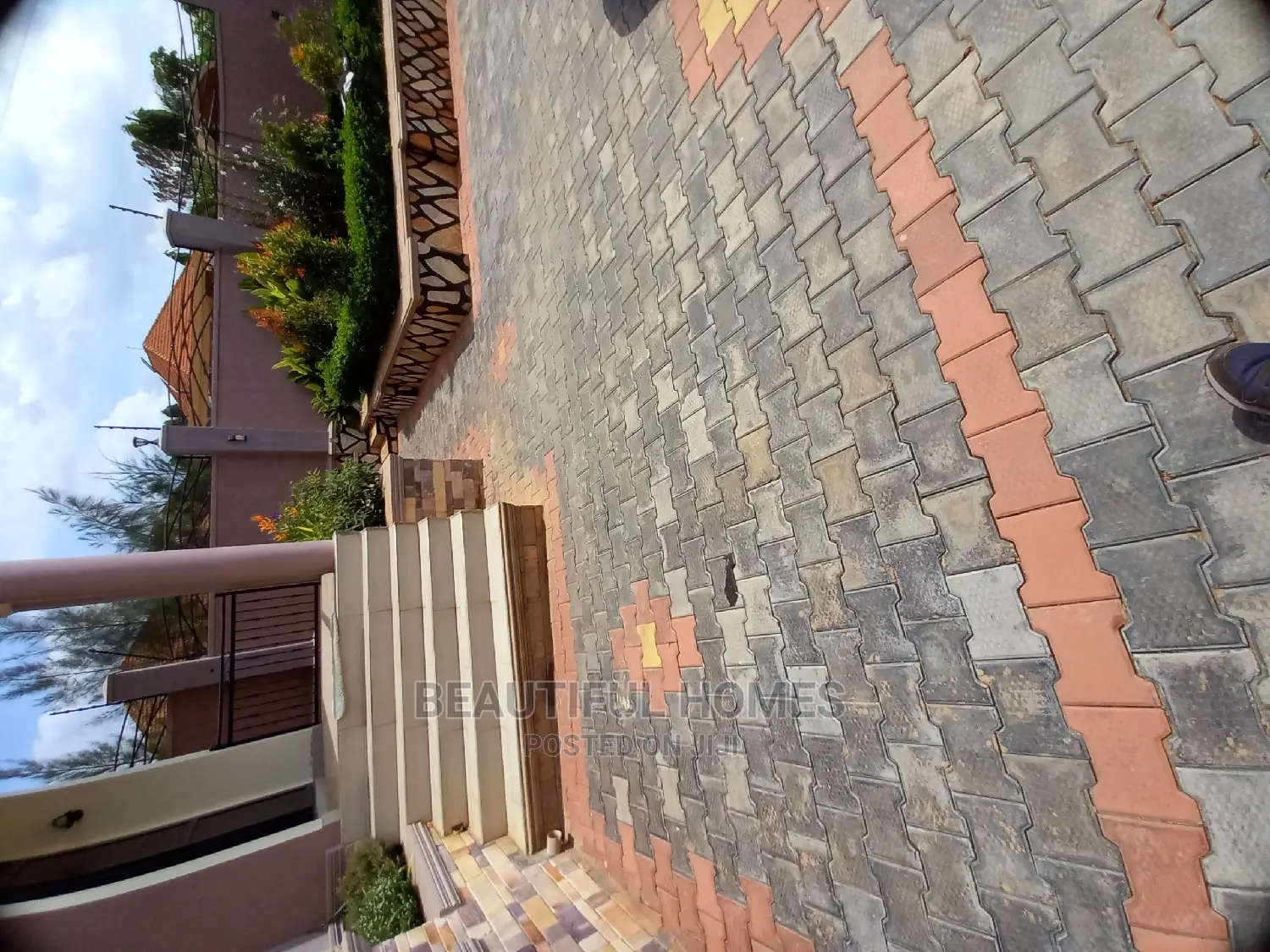 Furnished 5bdrm Mansion in Kira Ministers for Sale
