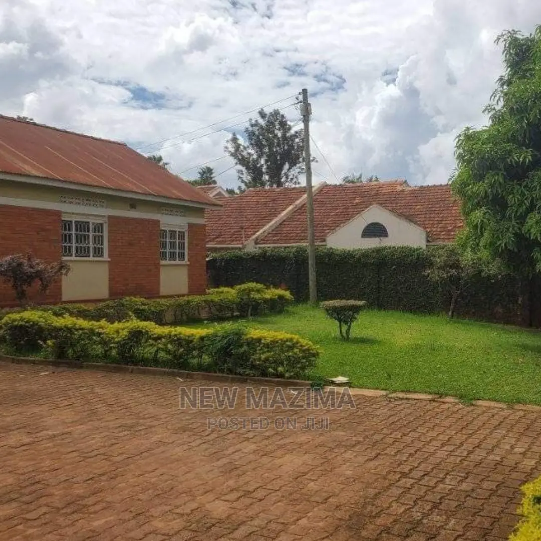 3bdrm Bungalow in Nsambya Town, Division a for Sale