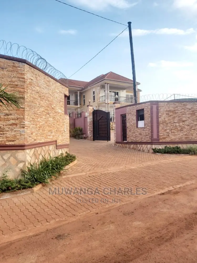 5bdrm Duplex in Fs Properties Ltd, Central Division for Sale