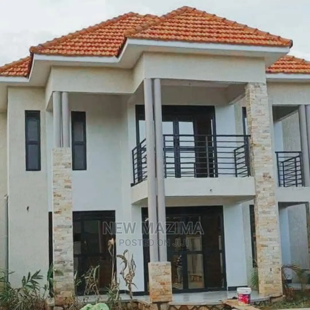 4bdrm House in Seguku Ntebe Rd, Central Division for Sale
