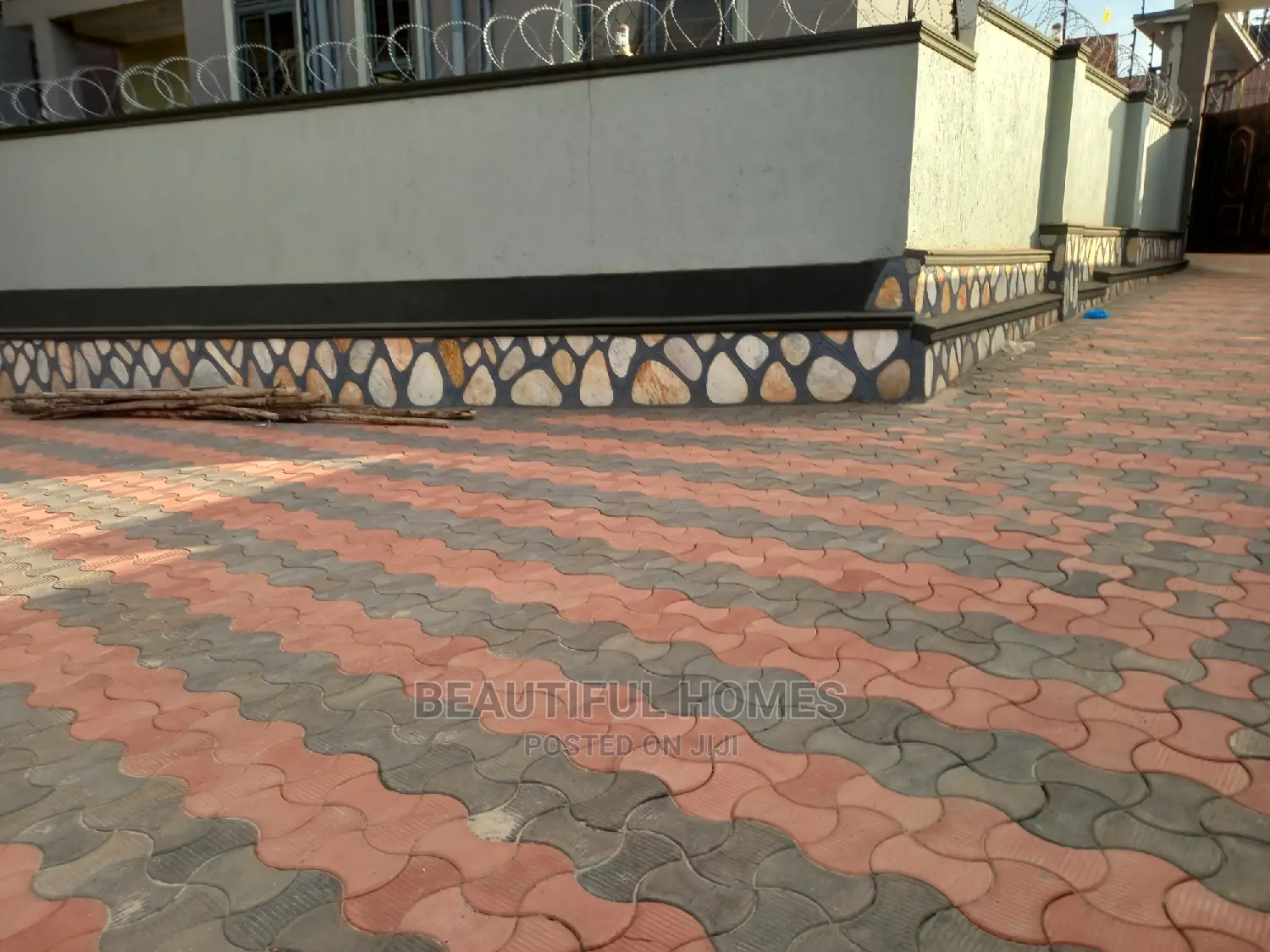 Furnished 6bdrm House in Kira Wealthy for Sale