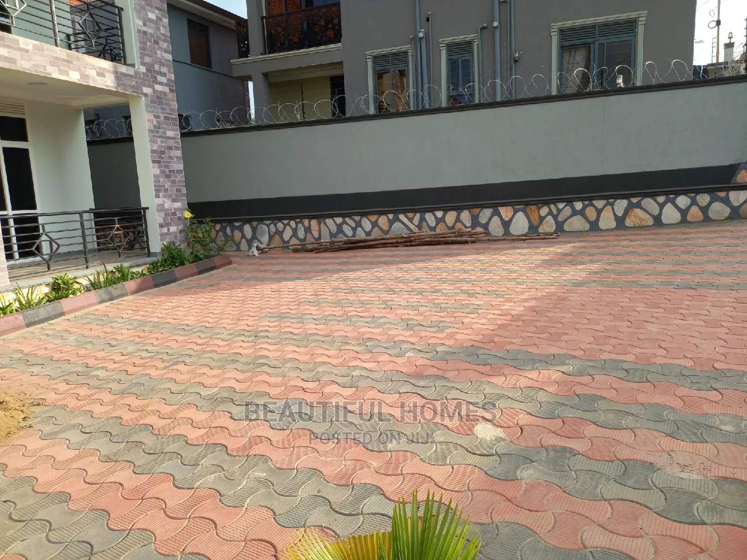 Furnished 6bdrm Mansion in Kira Rich Estate for Sale