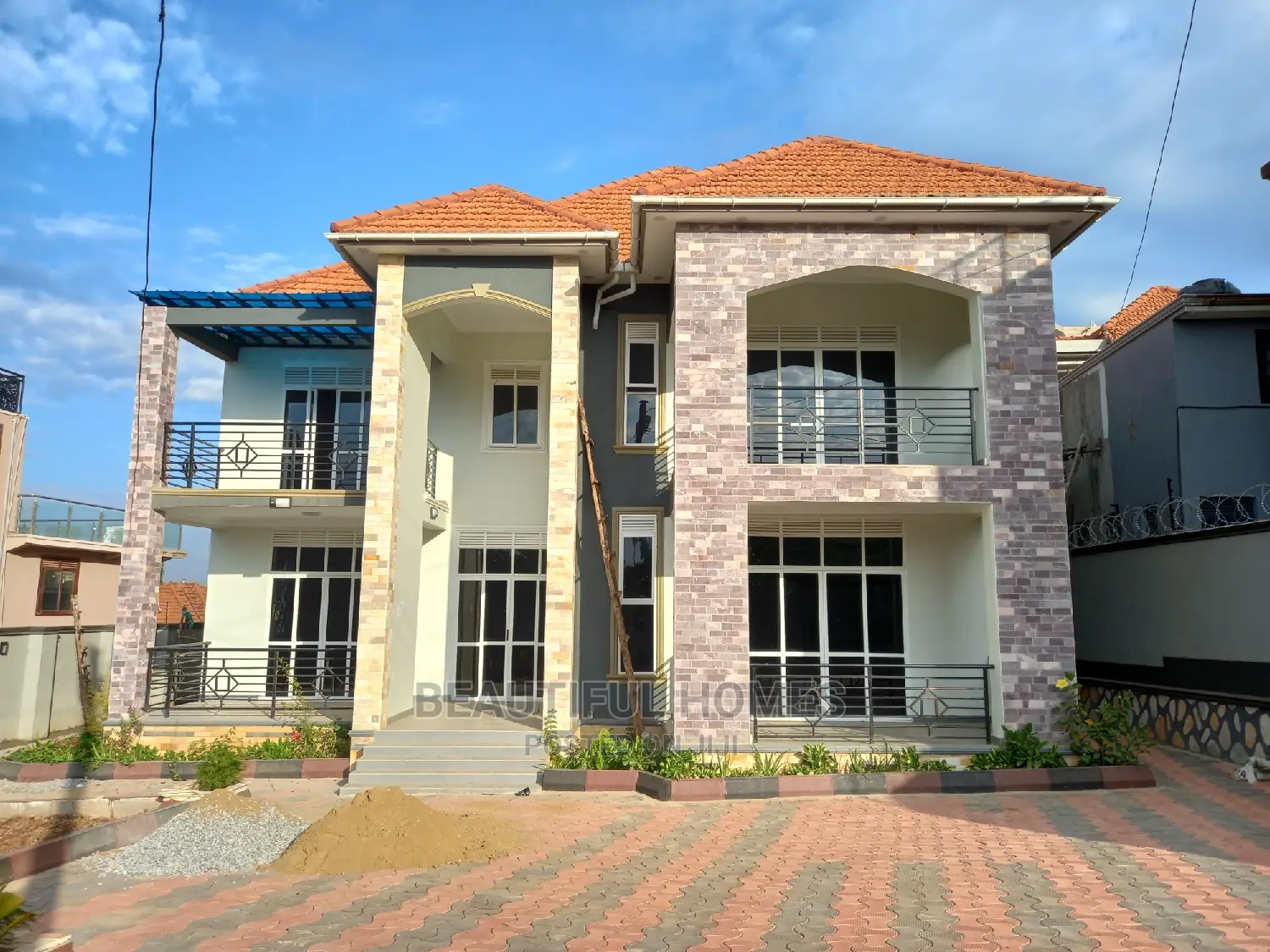 Furnished 6bdrm Mansion in Kira Rich Estate for Sale