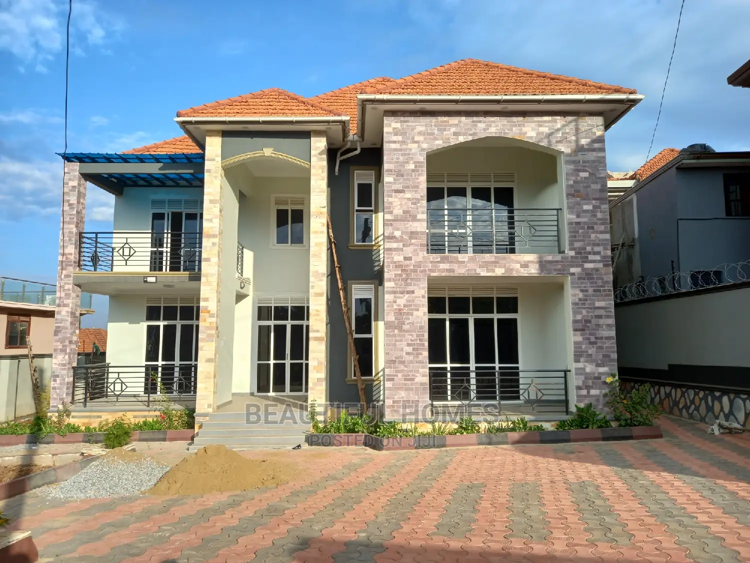 Furnished 6bdrm Mansion in Kira Rich Estate for Sale