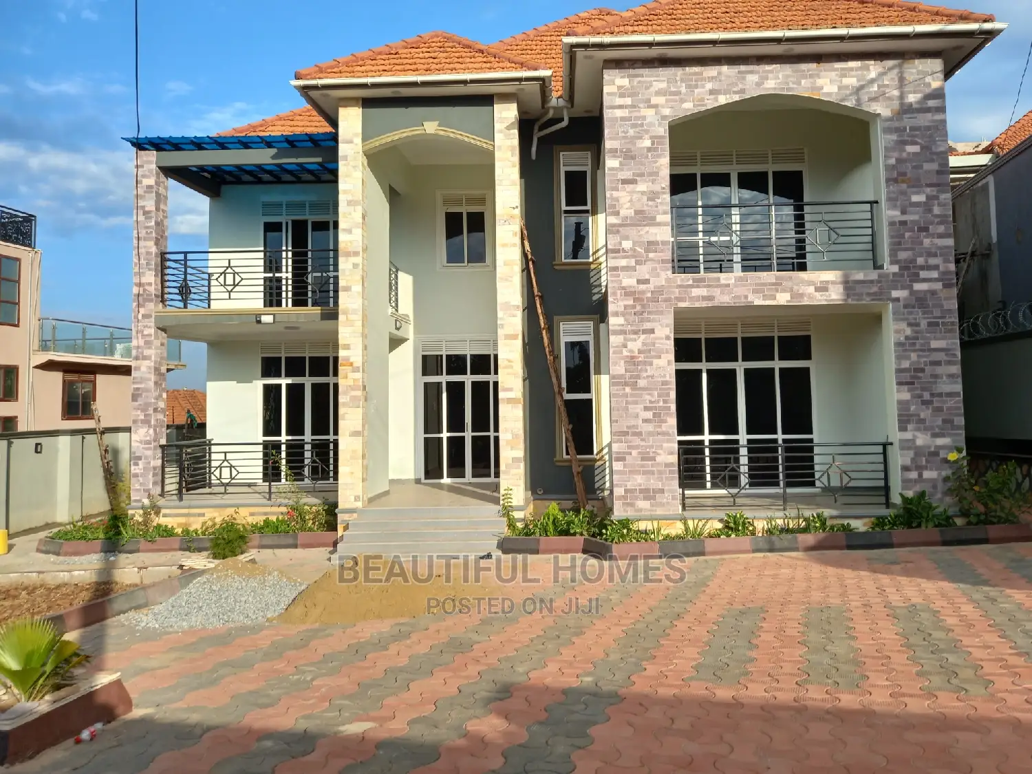 Furnished 6bdrm Mansion in Kira Rich Estate for Sale