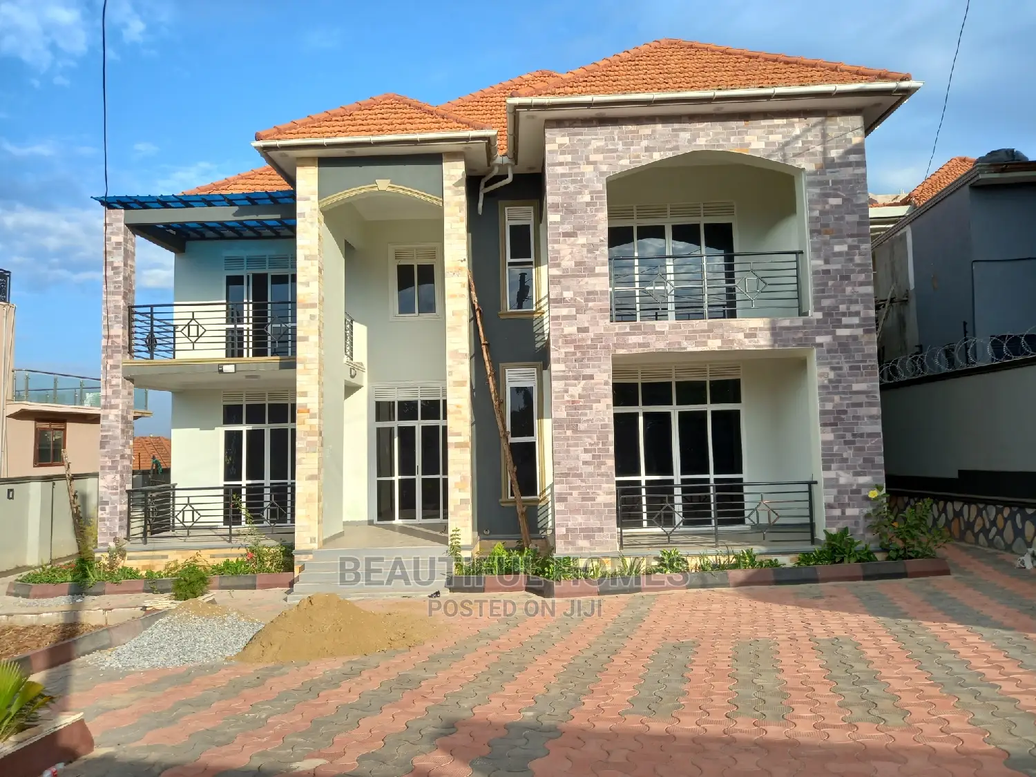 Furnished 6bdrm Mansion in Kira Organised for Sale