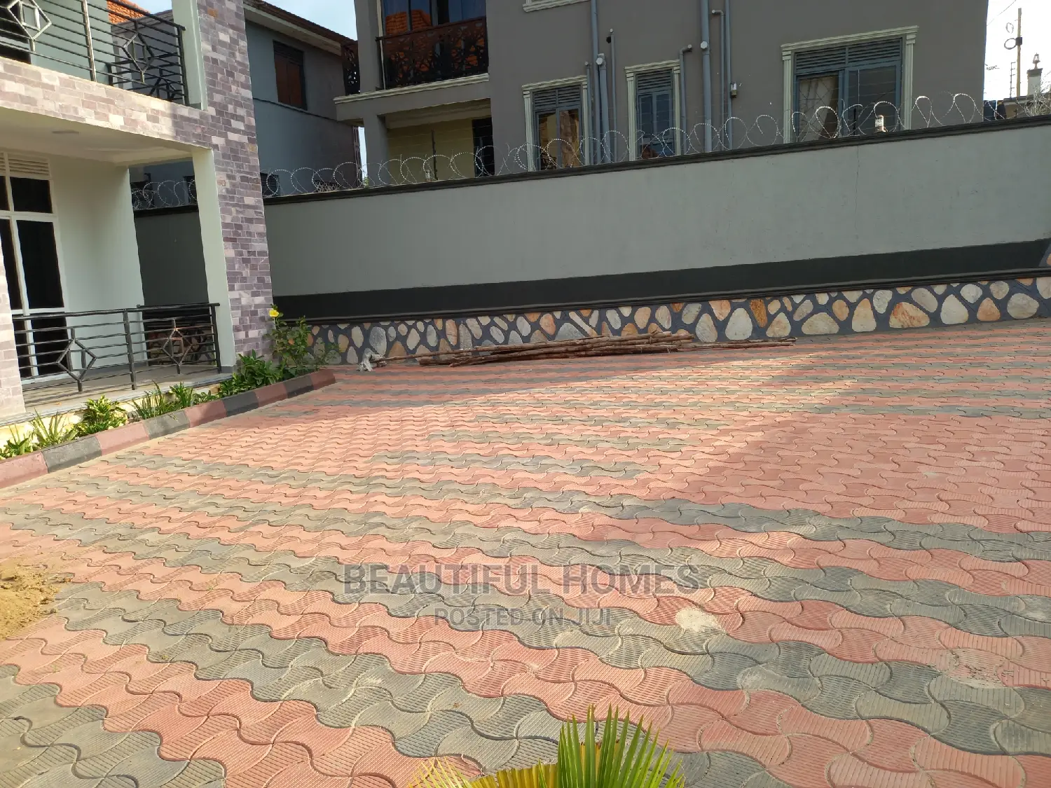 Furnished 6bdrm Mansion in Kira Organised for Sale