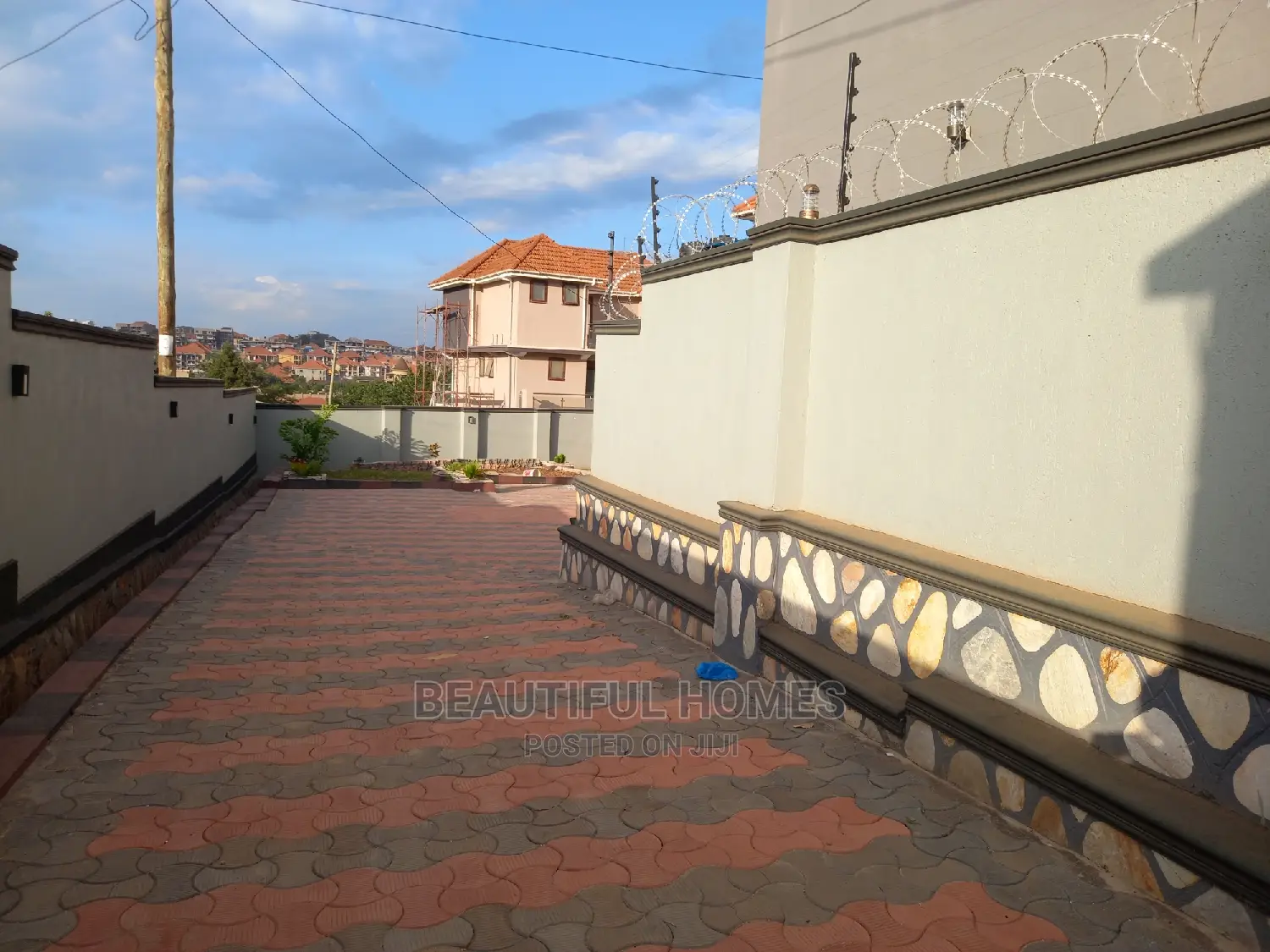 Furnished 6bdrm Mansion in Kira Organised for Sale