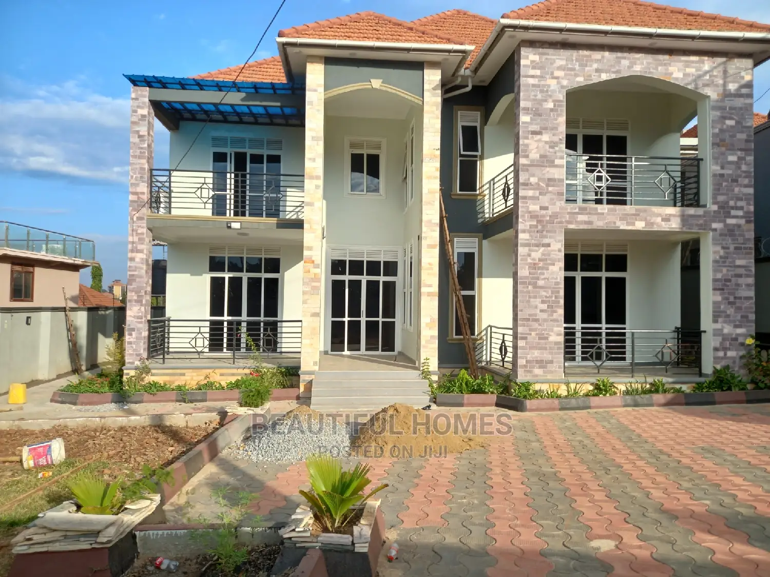 Furnished 6bdrm Mansion in Kira Rich Palatial for Sale