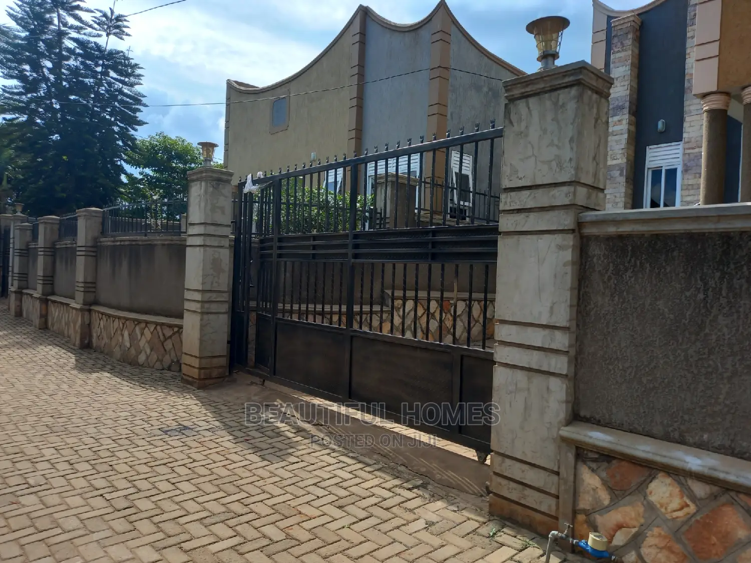 Furnished 4bdrm House in Kira for Sale