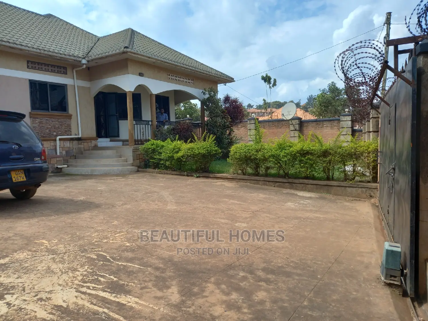 Furnished 4bdrm Bungalow in Kira Posh for Sale