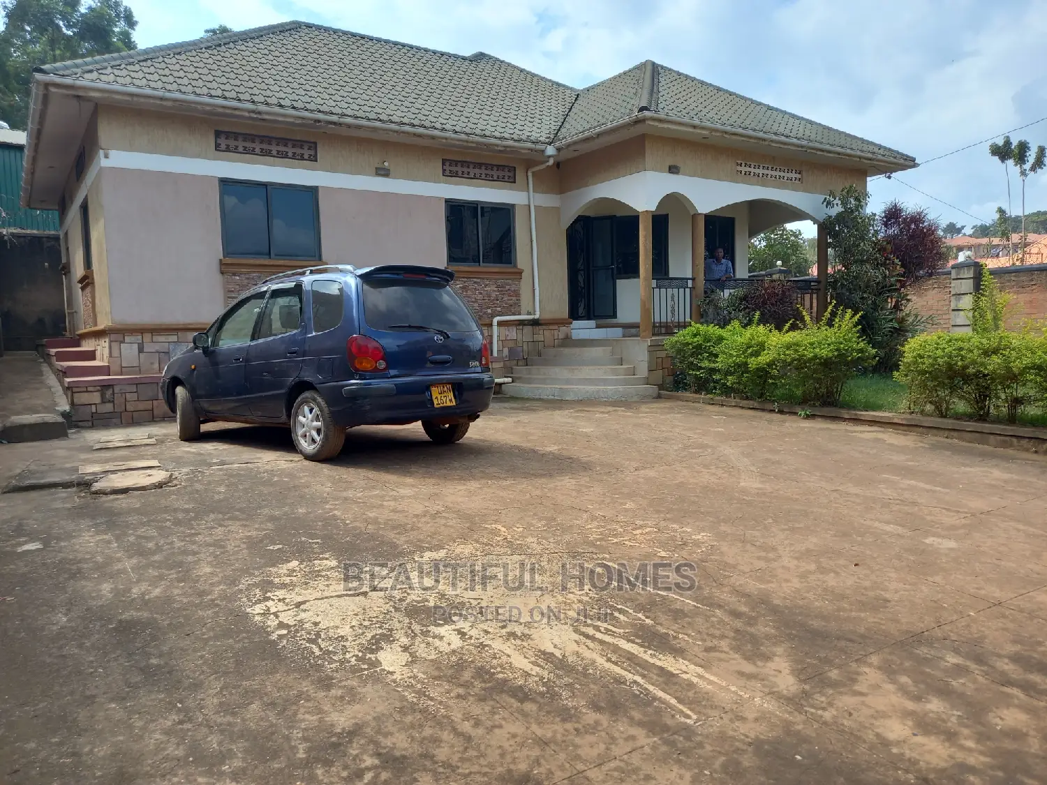 Furnished 4bdrm Bungalow in Kira Posh for Sale