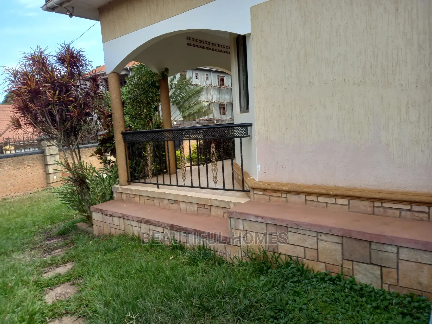 Furnished 4bdrm Bungalow in Kira Posh for Sale