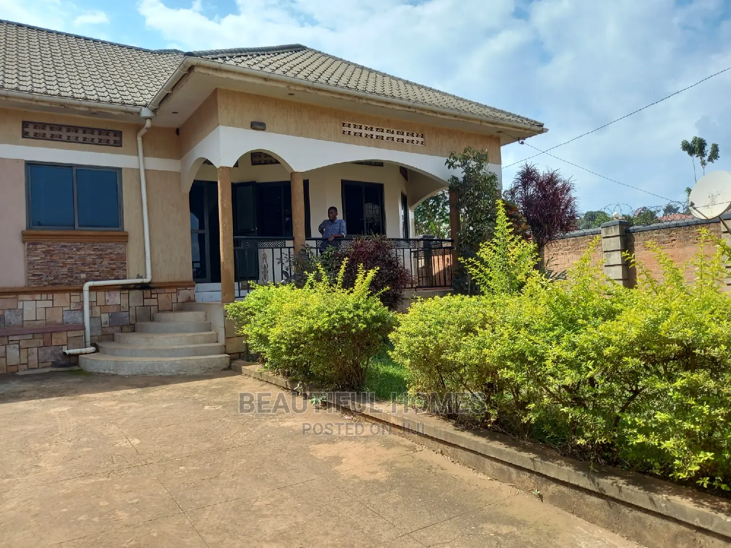 Furnished 4bdrm House in Kira for Sale