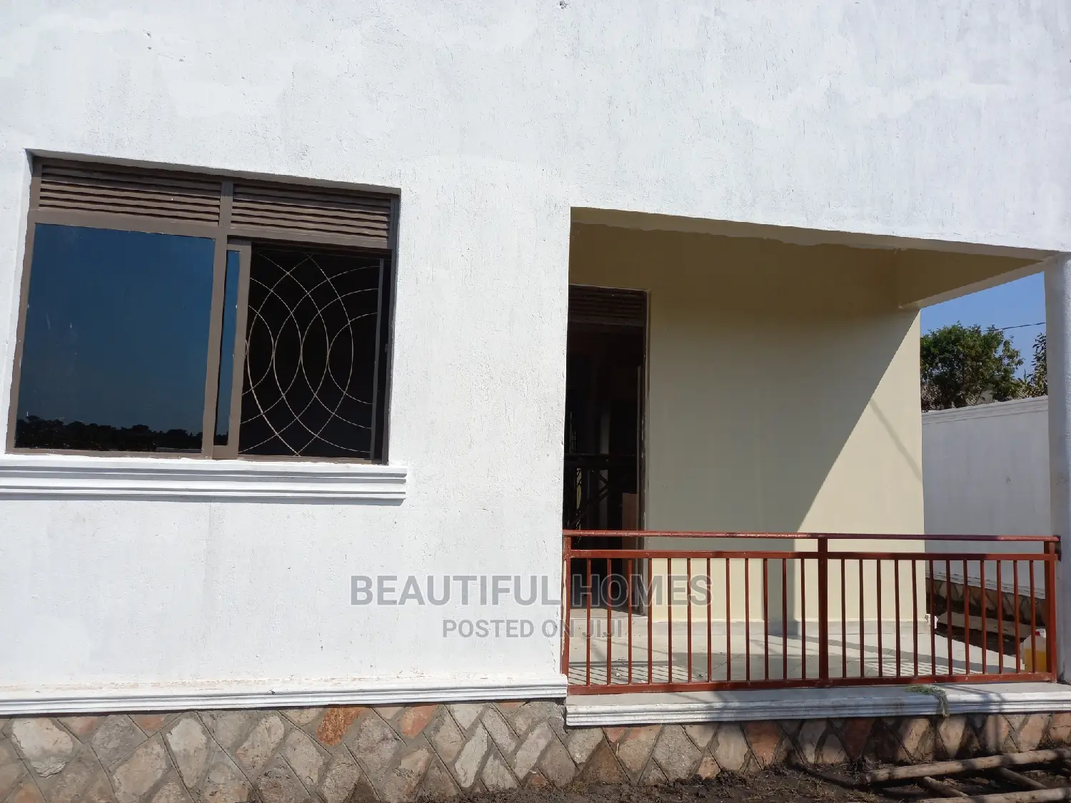 Furnished 4bdrm Bungalow in Kira for Sale