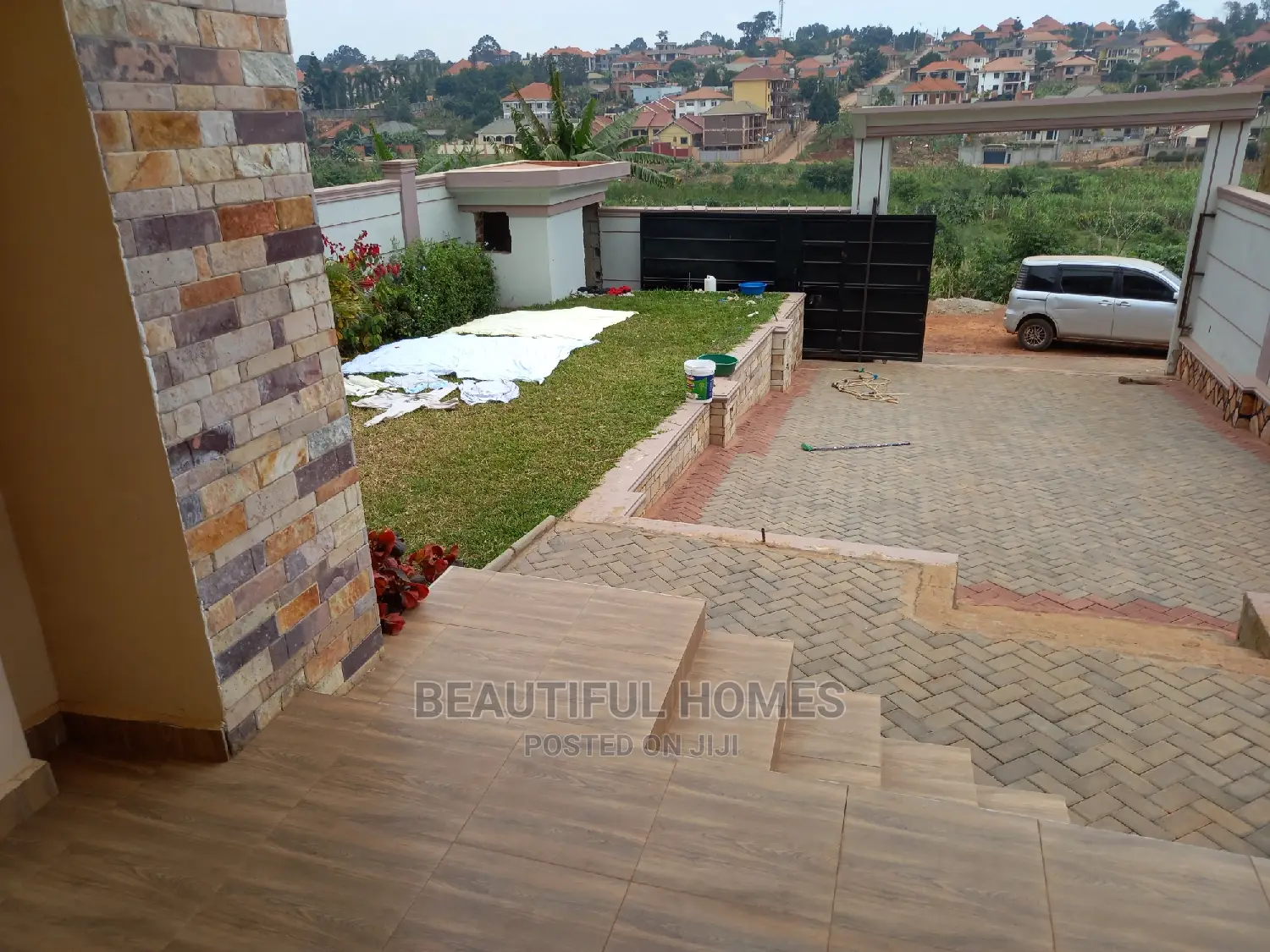 Furnished 4bdrm Mansion in Kira Wealthy for Sale