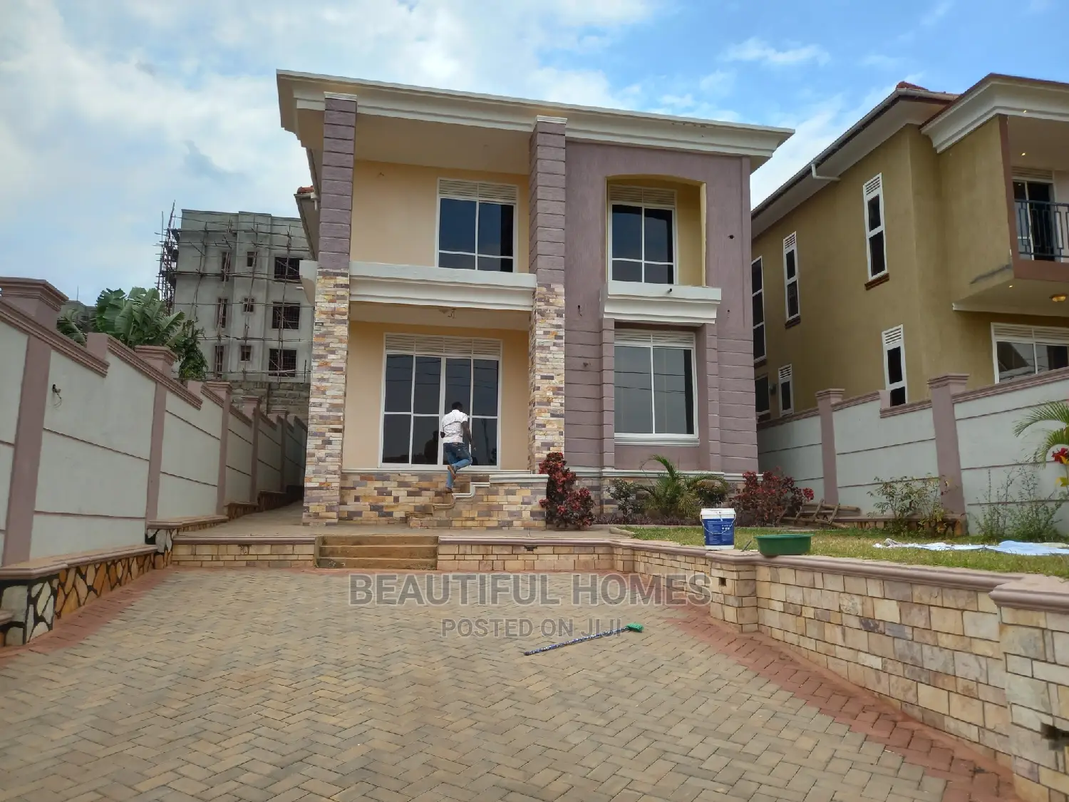 Furnished 4bdrm Duplex in Kira for Sale