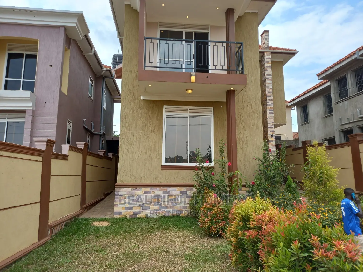 Furnished 4bdrm Mansion in Kira Tarmacked for Sale