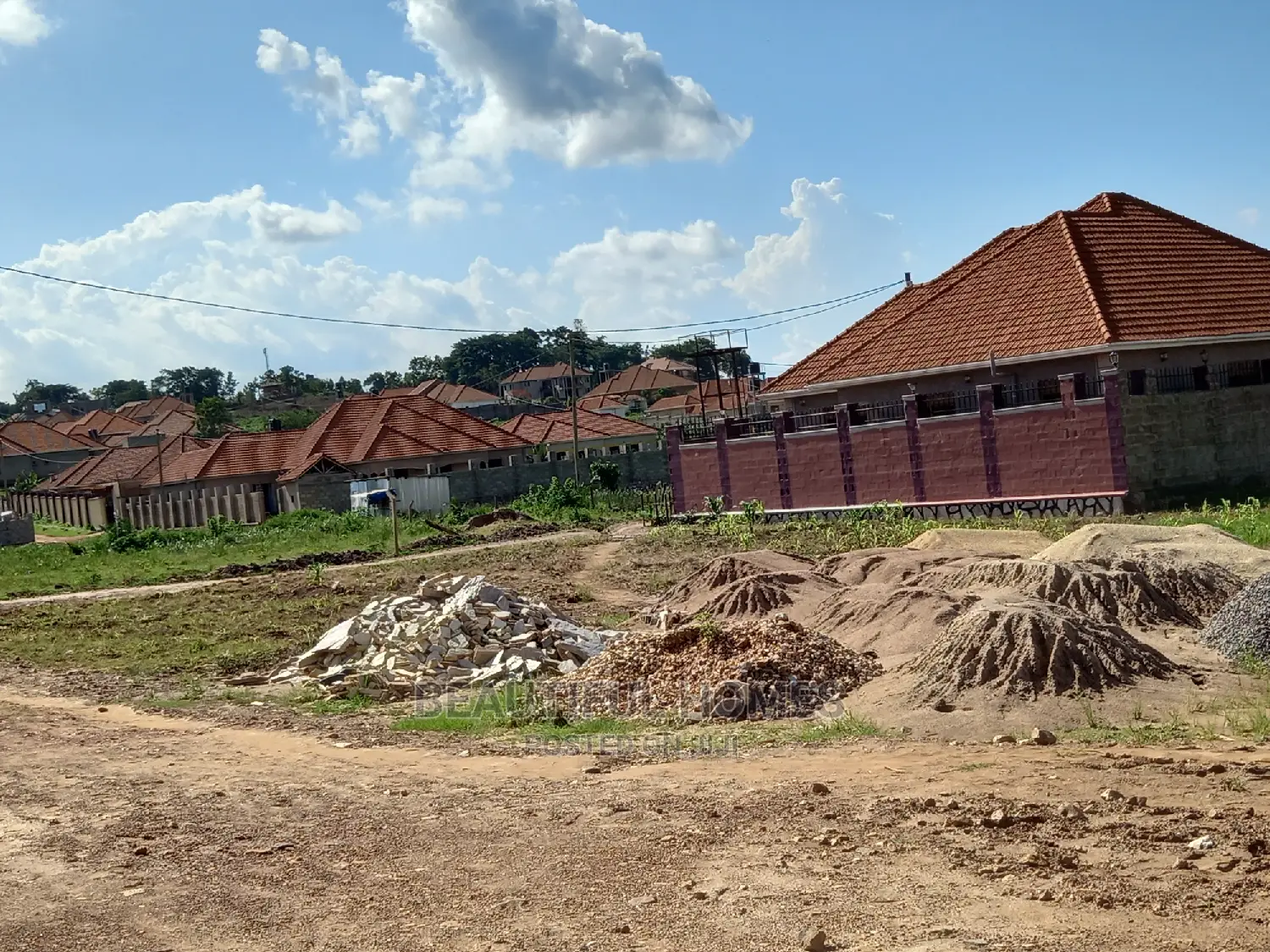 Kira Organised Estate on Sell
