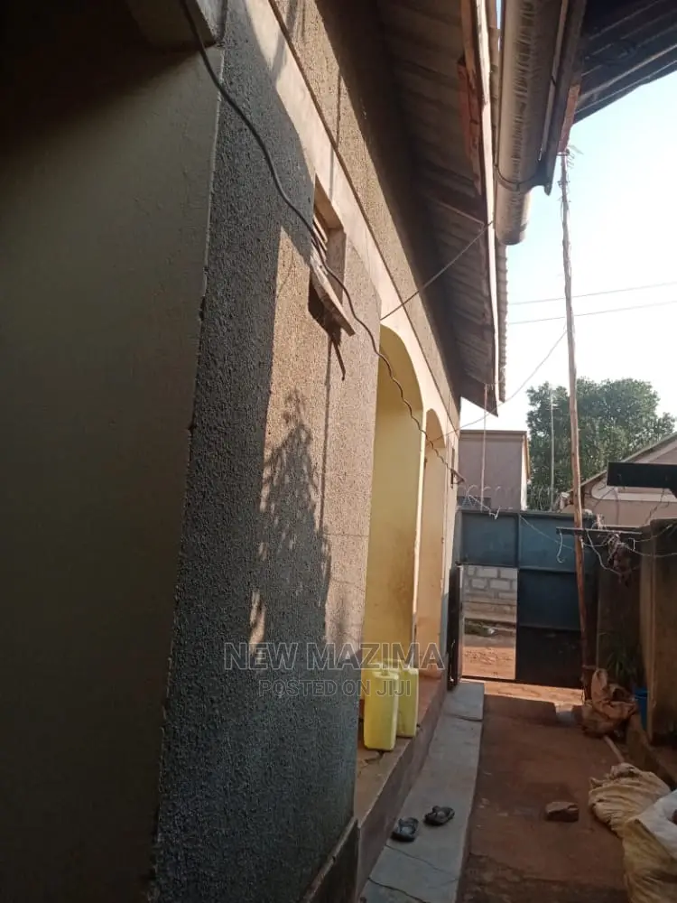 5bdrm House in Namulanda Ntebe Rd, Central Division for Sale