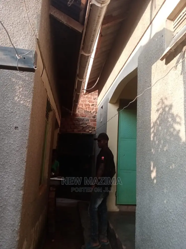 5bdrm House in Namulanda Ntebe Rd, Central Division for Sale