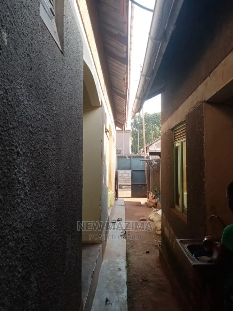 5bdrm House in Namulanda Ntebe Rd, Central Division for Sale