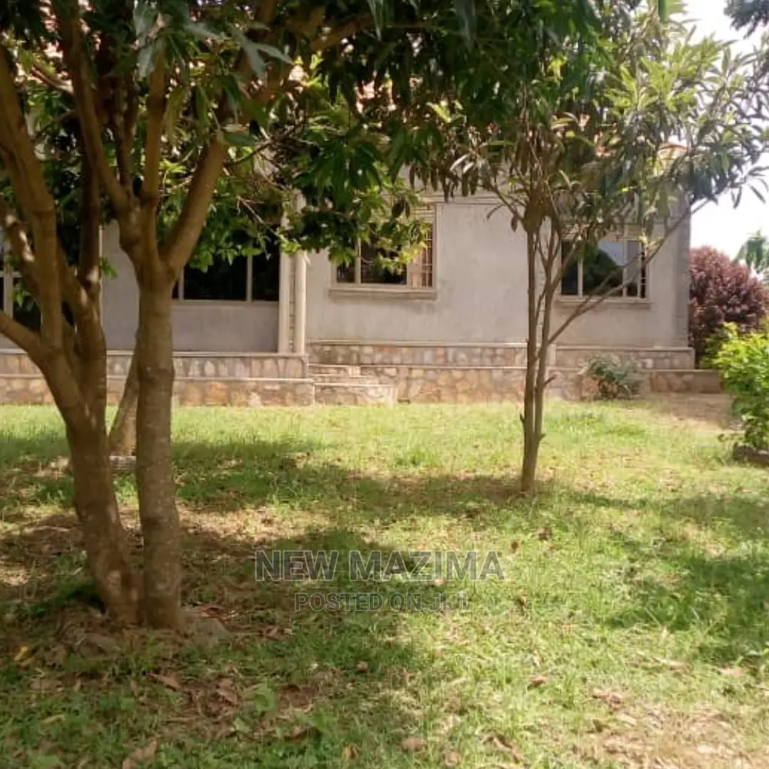 4bdrm House in Nkumba Kasenyi Ntebe, Central Division for Sale