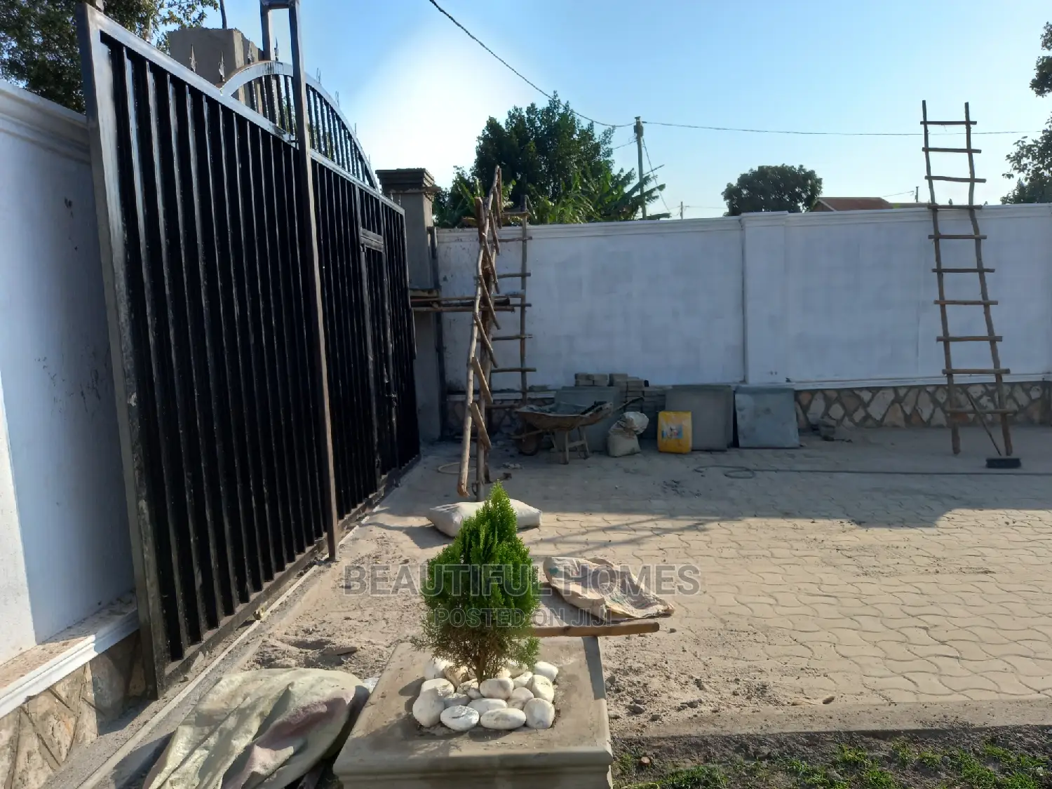 Furnished 4bdrm Bungalow in Kira for Sale