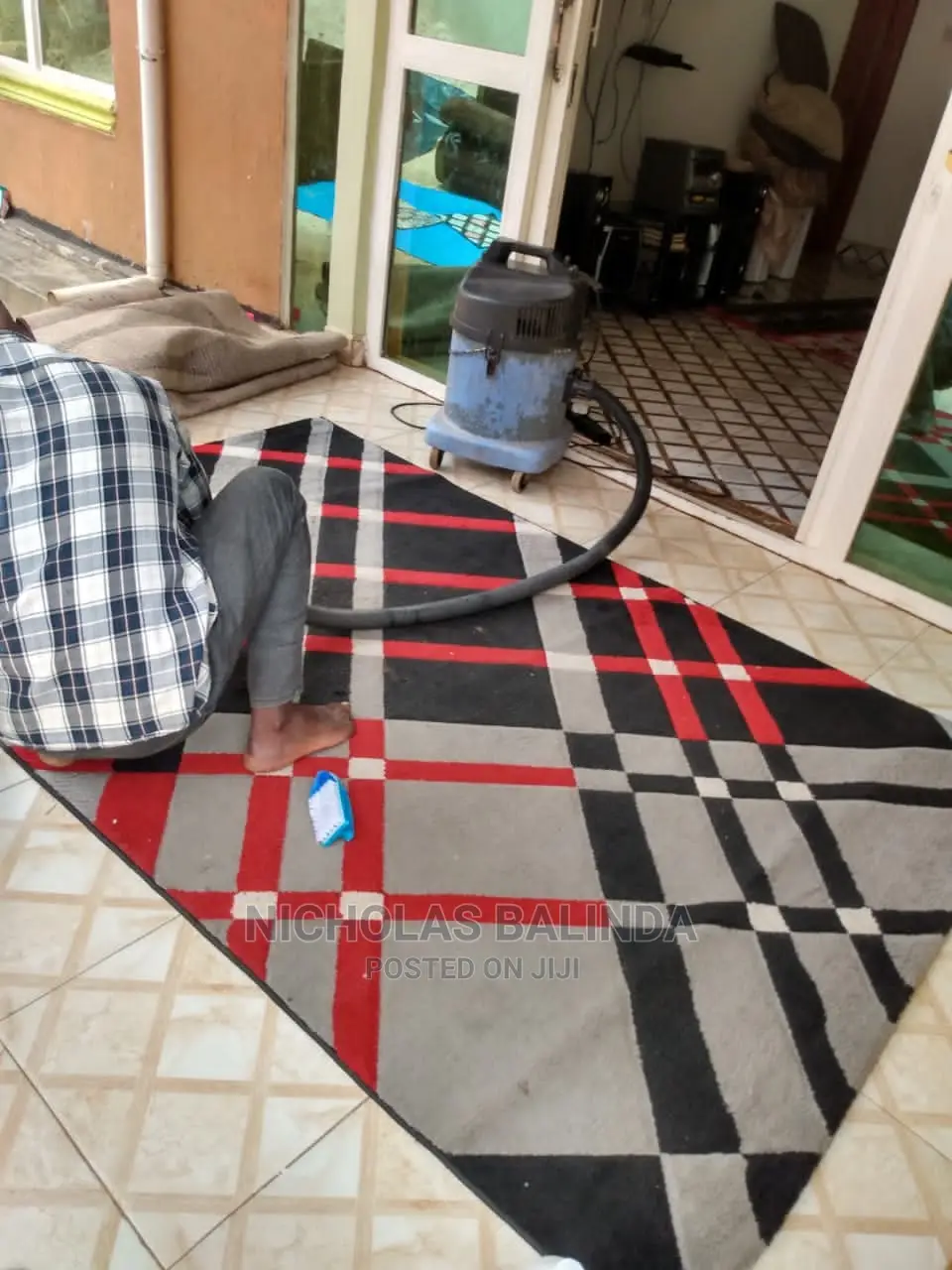 Detailed Carpet Cleaning in Progress