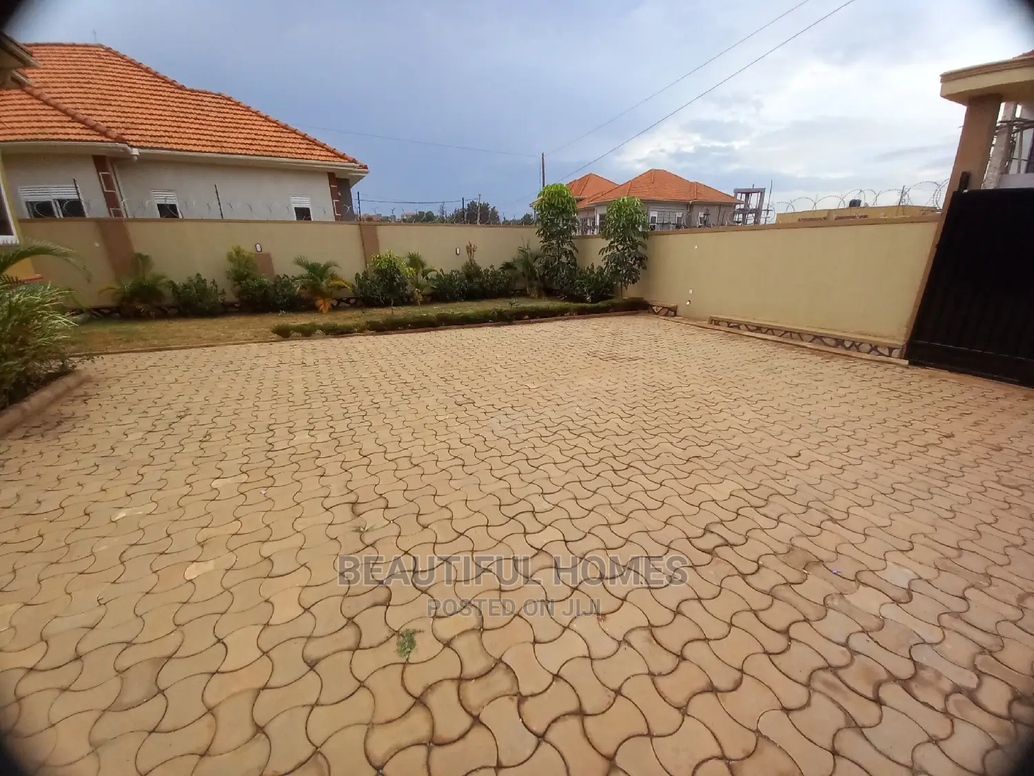 Furnished 4bdrm Bungalow in Kira Tarmacked for Sale