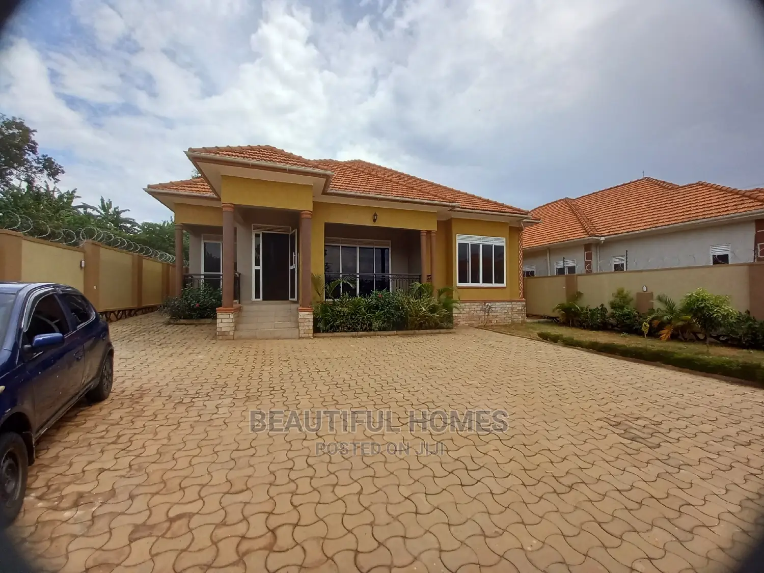 Furnished 4bdrm Bungalow in Kira Tarmack for Sale