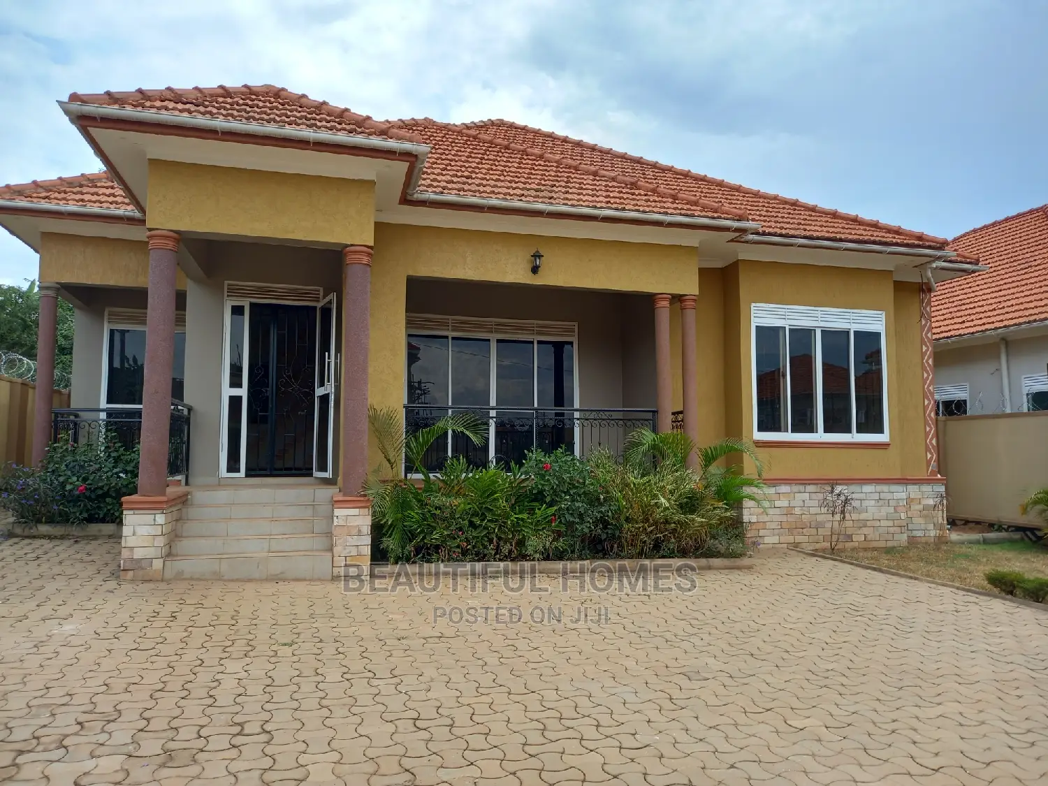 Furnished 4bdrm Bungalow in Kira Tarmack for Sale