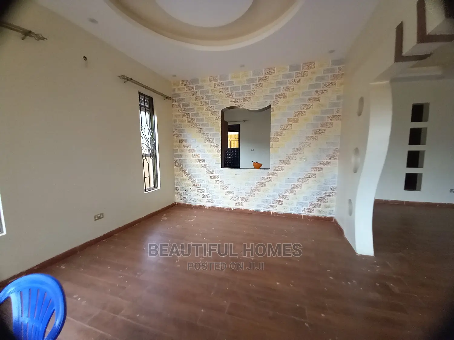 Furnished 4bdrm Bungalow in Kira Tarmack for Sale