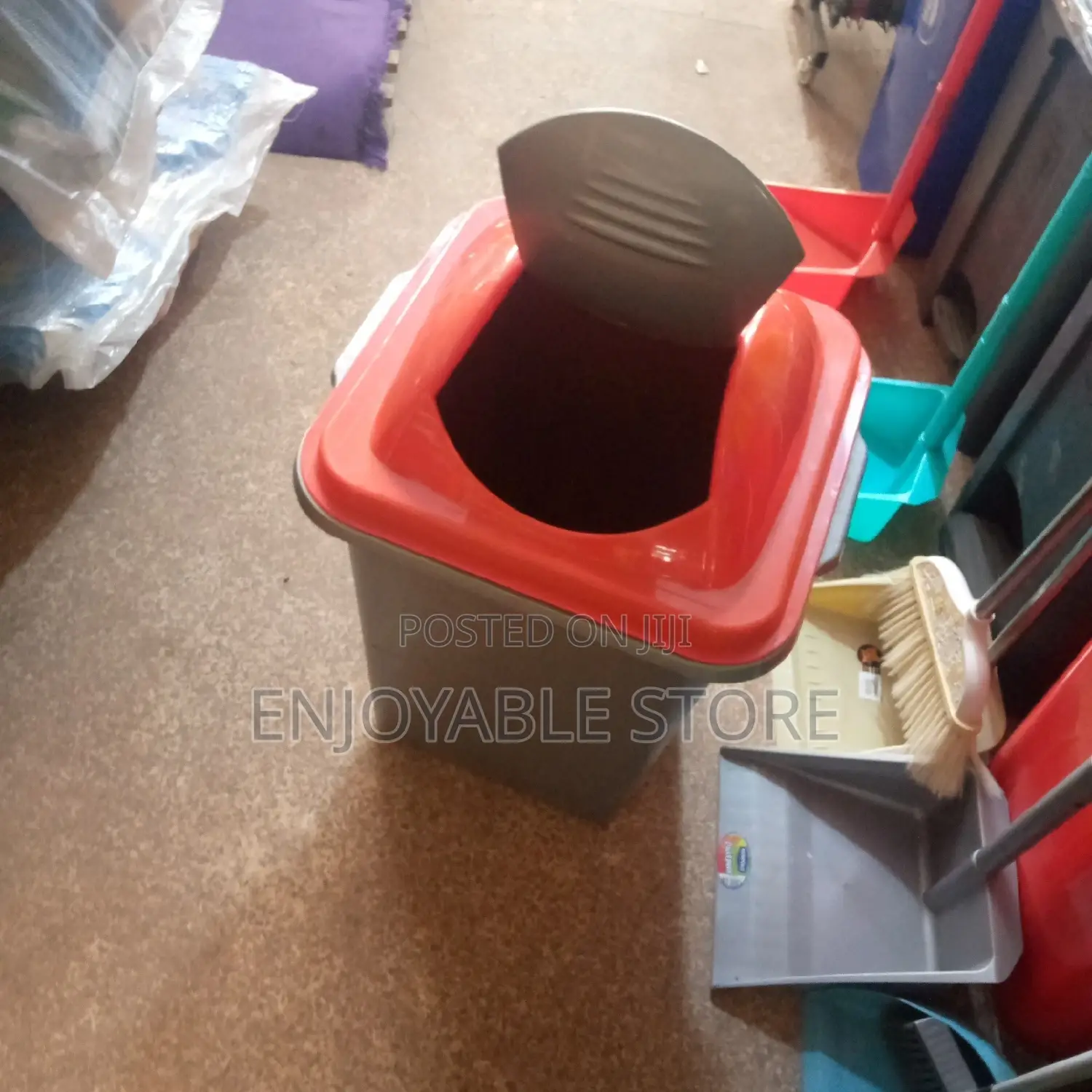 Plastic Easy Swing Dust Bin