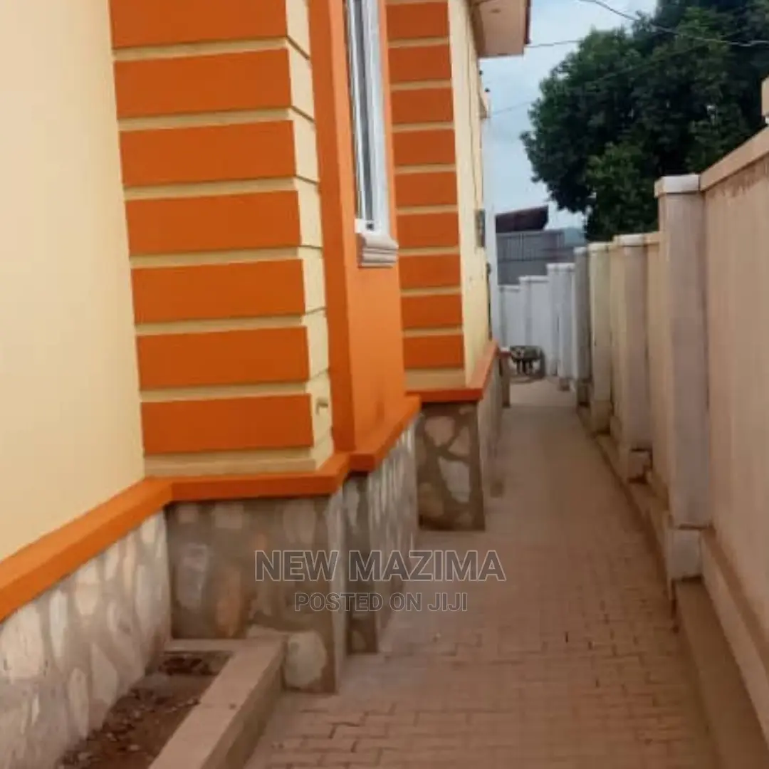 3bdrm Bungalow in Kitende Ntebe Rd, Central Division for Sale