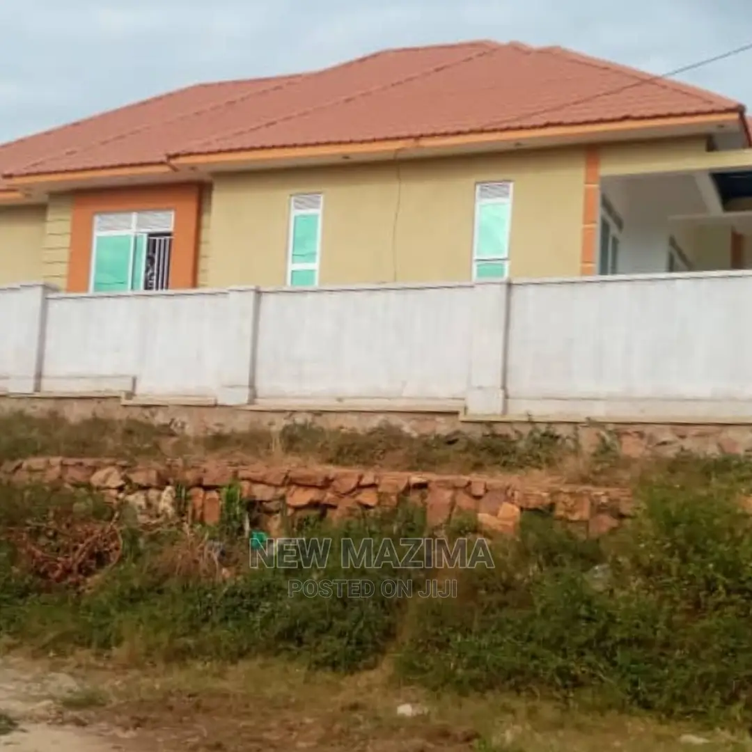 3bdrm Bungalow in Kitende Ntebe Rd, Central Division for Sale