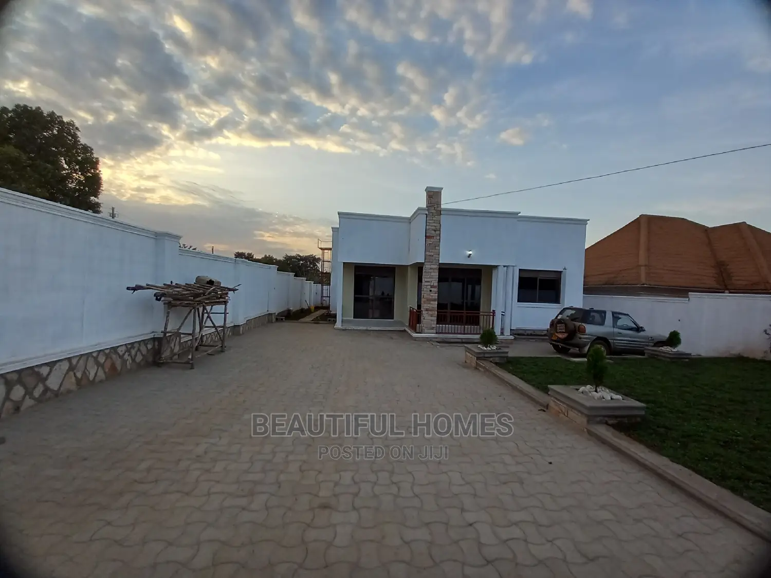 Furnished 4bdrm Maisonette in Kira Classy for Sale