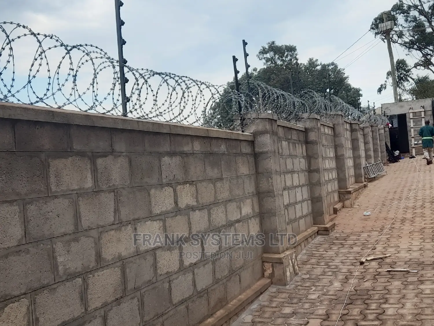 Electric Fence System With Razor