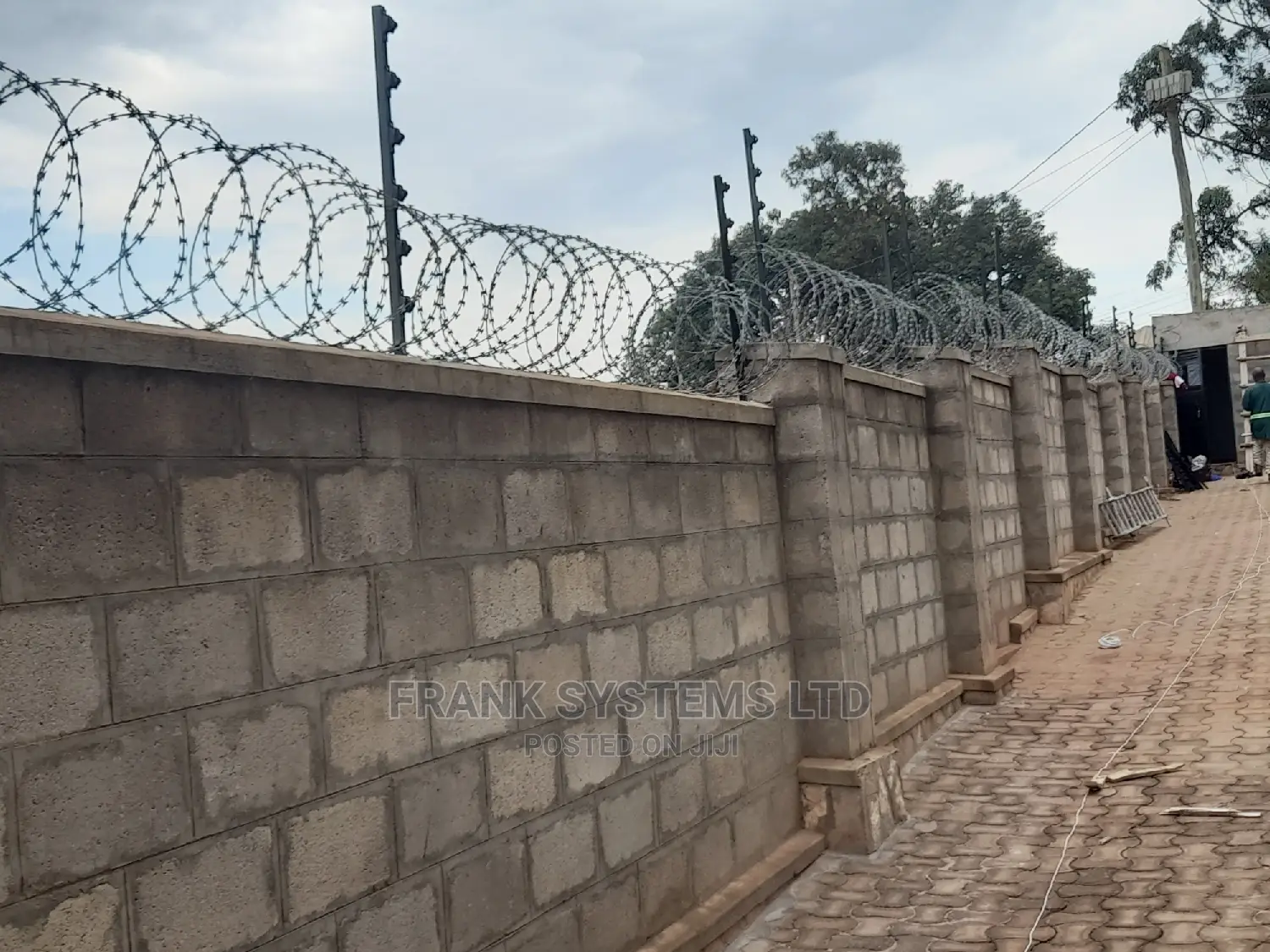 Electric Fence System With Razor