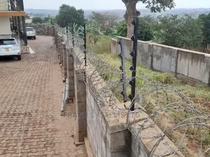 Electric Fence System With Razor