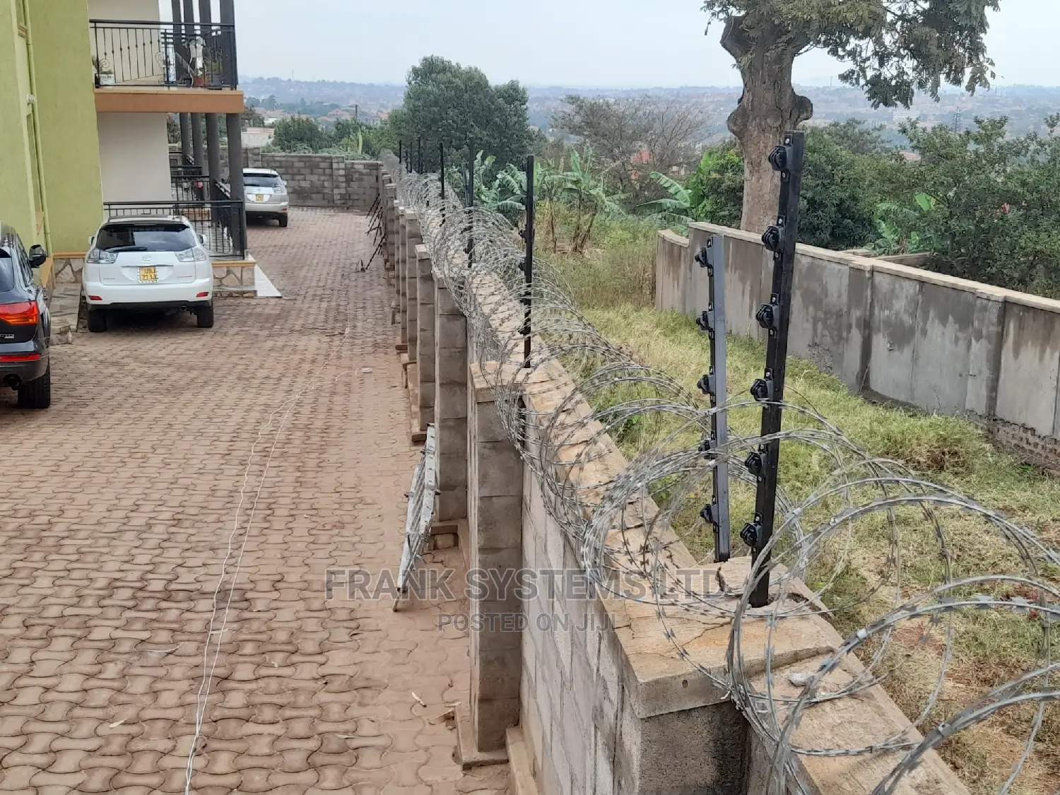 Electric Fence System With Razor