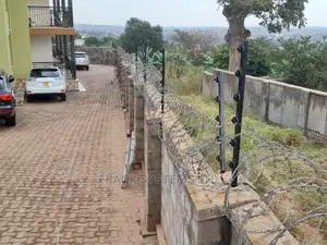 Electric Fence System With Razor