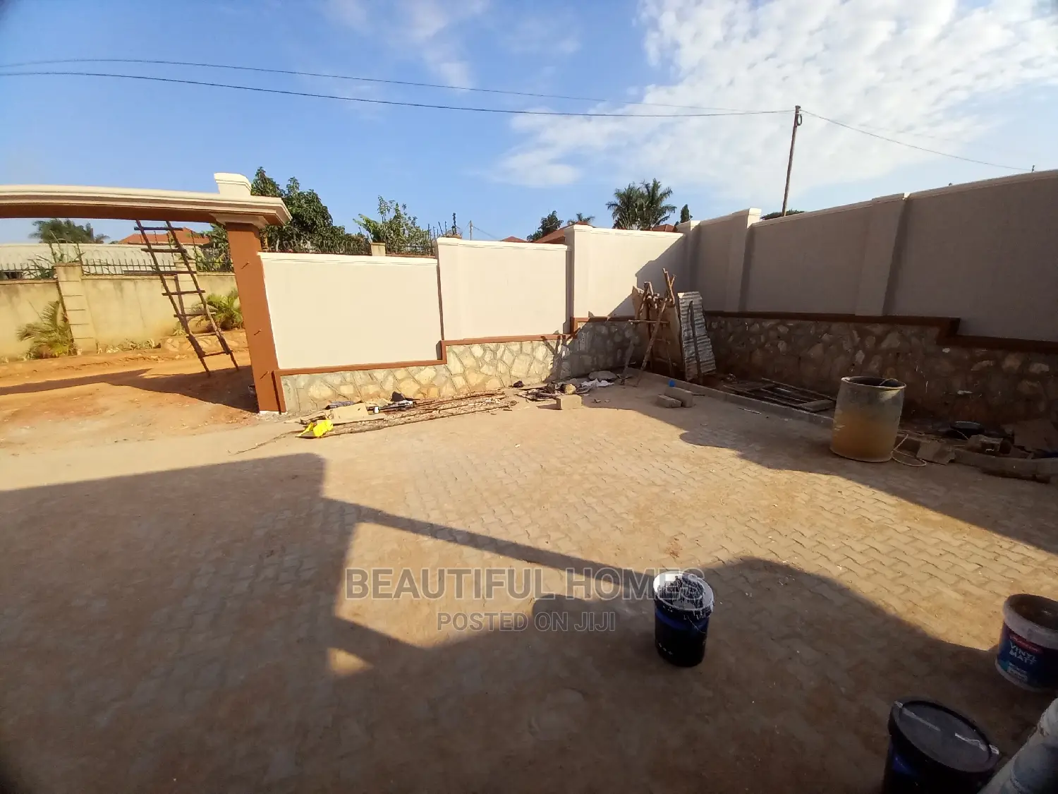 Furnished 4bdrm Bungalow in Kira Posh for Sale