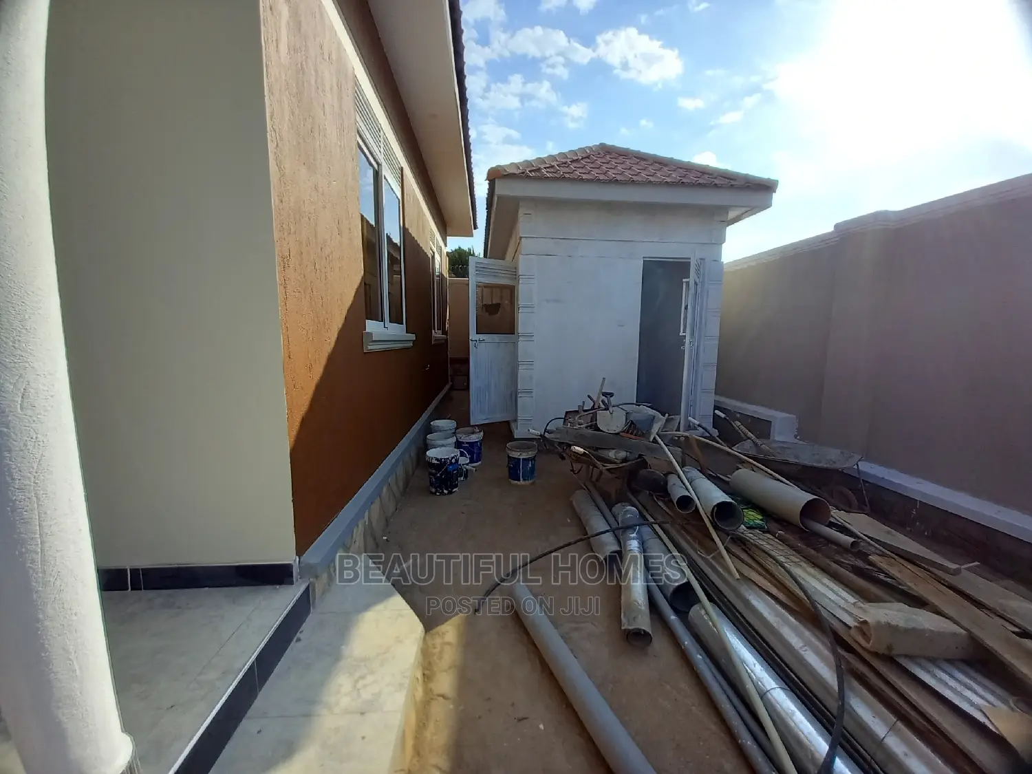 Furnished 4bdrm Bungalow in Kira Posh for Sale