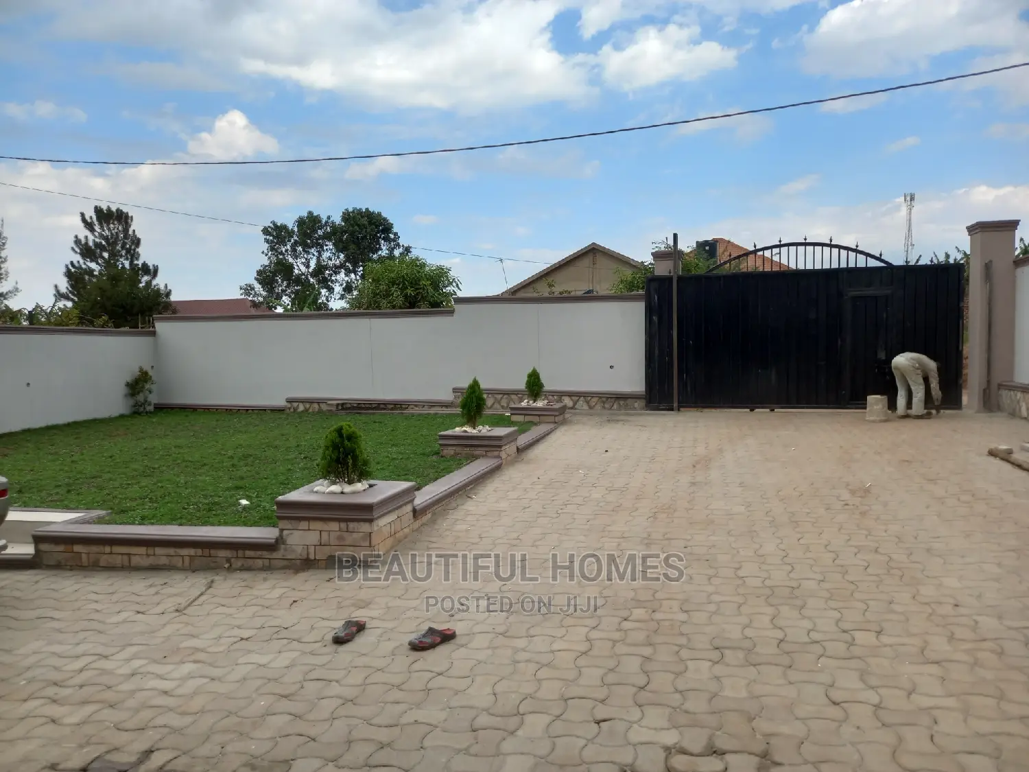 Furnished 4bdrm Bungalow in Kira for Sale