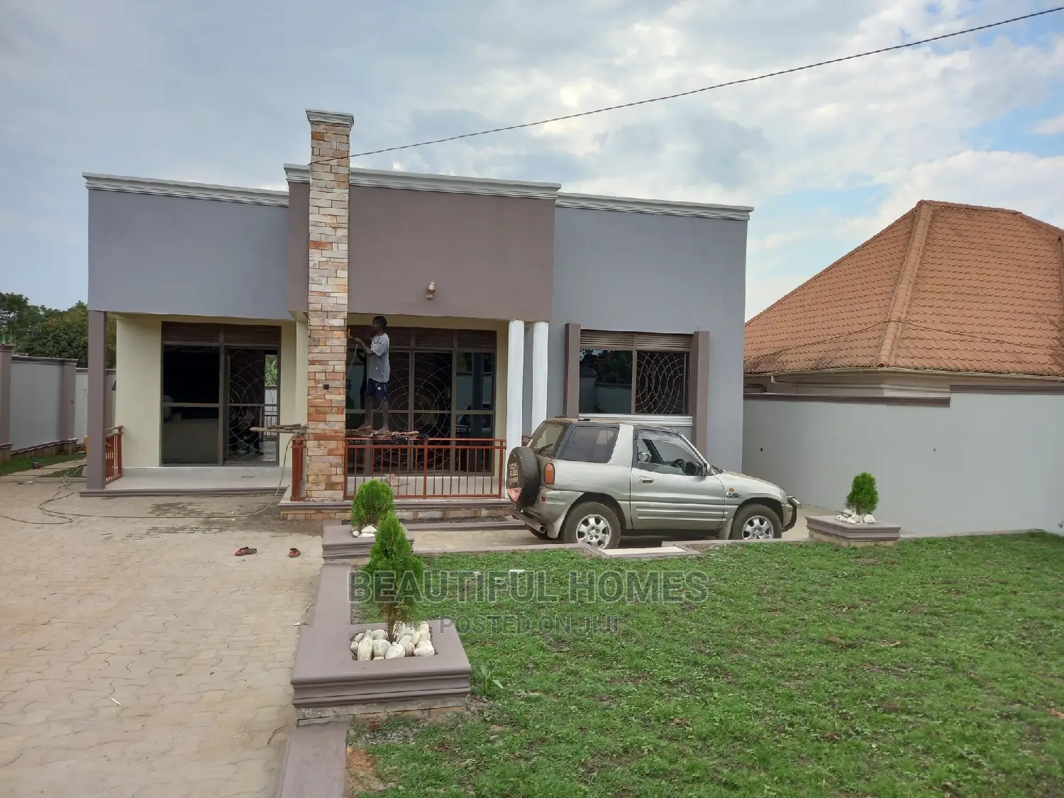 Furnished 4bdrm House in Kira for Sale