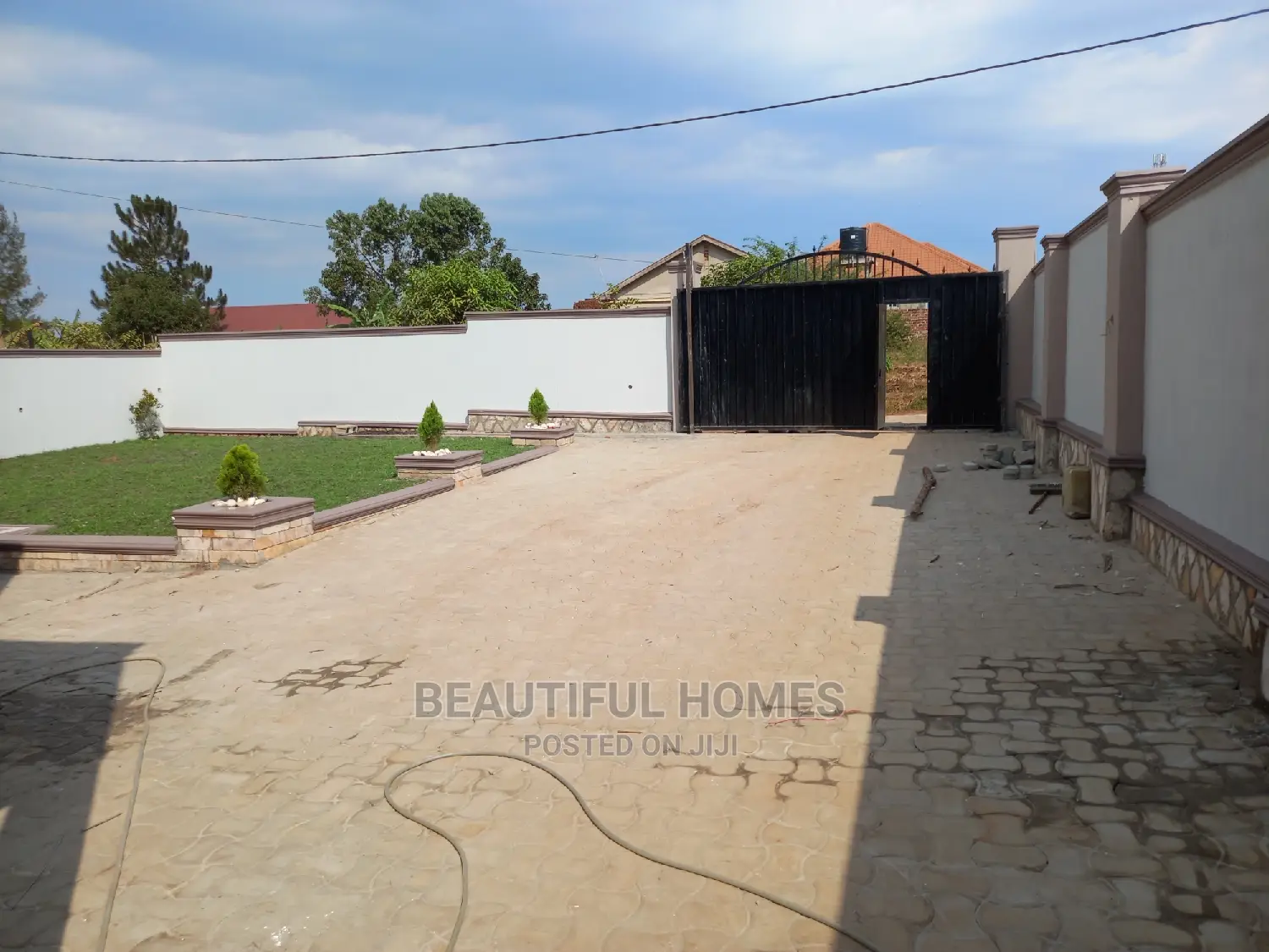 Furnished 4bdrm House in Kira for Sale