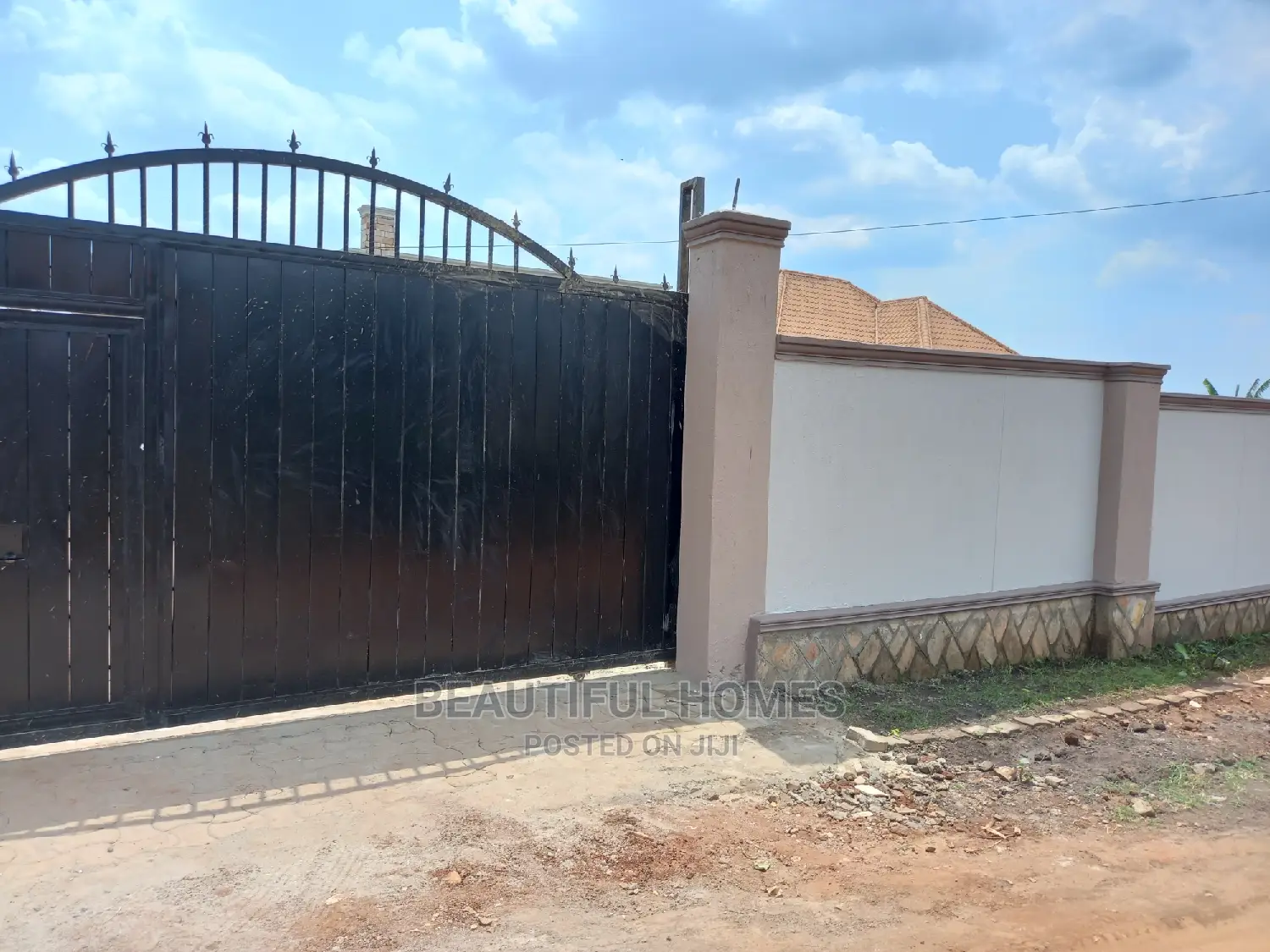 Furnished 4bdrm Maisonette in Kira for Sale