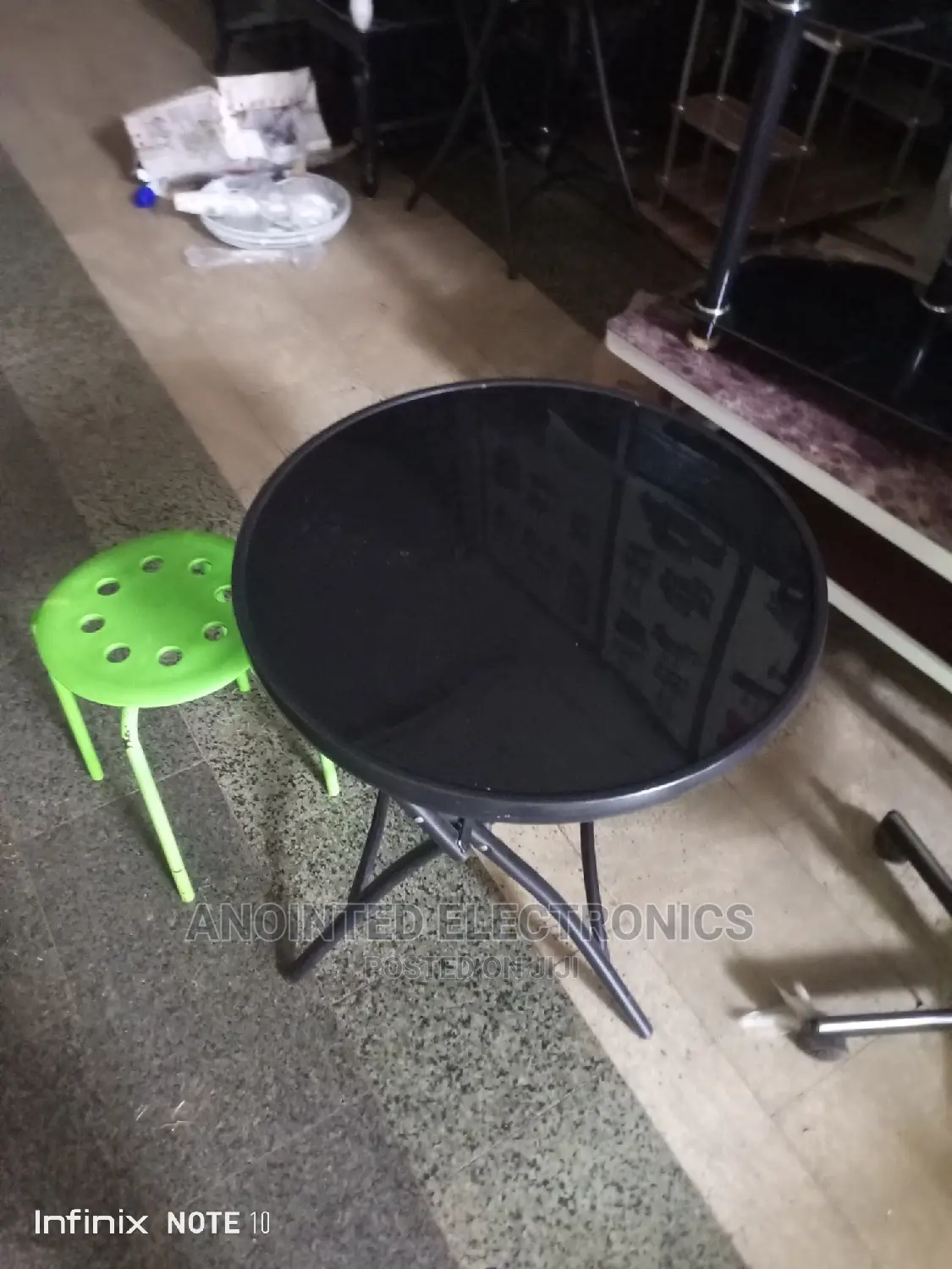 Glas Round Table