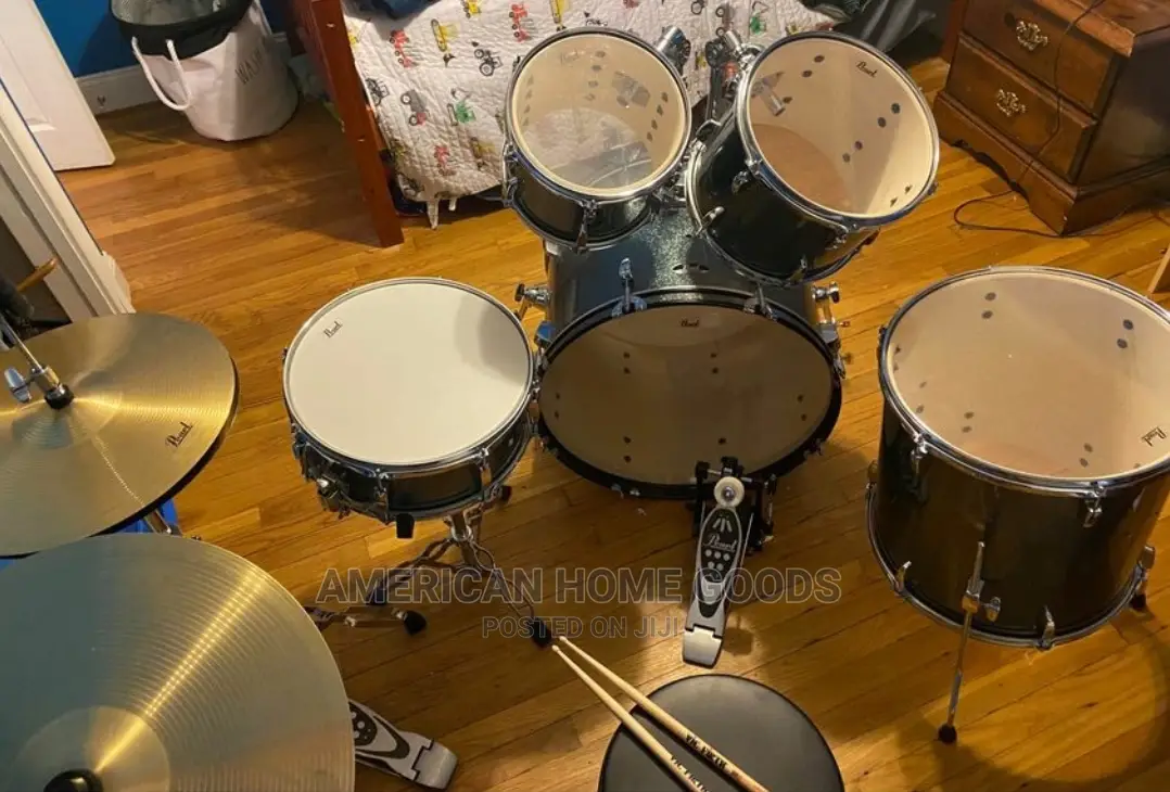 Pearl Drum Set in Golden Metallic